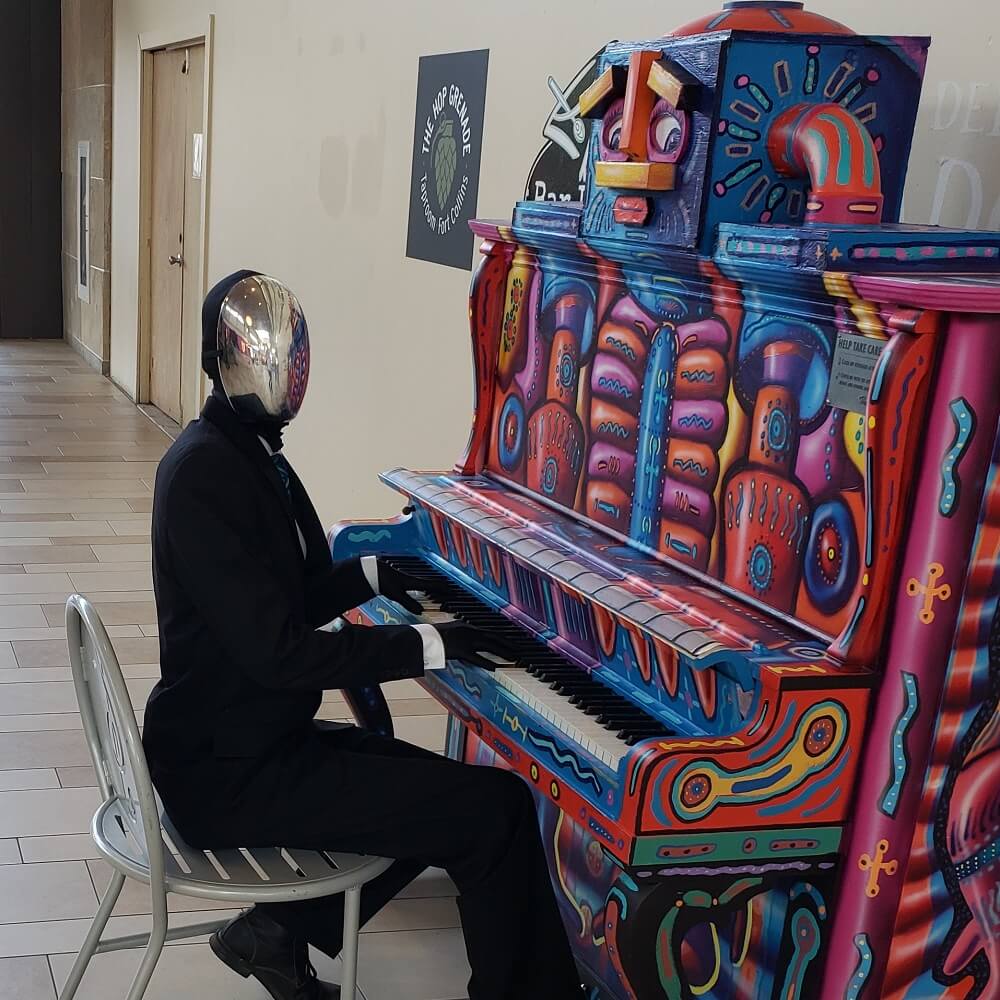 Chrometor and a colorful piano Chrometor and a colorful piano